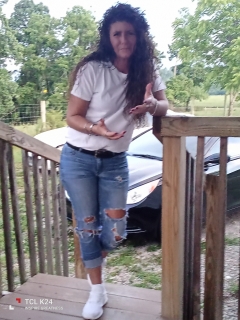 i am 5\"2 127pounds,dark blue eyes, an long dark brown hair, single lll