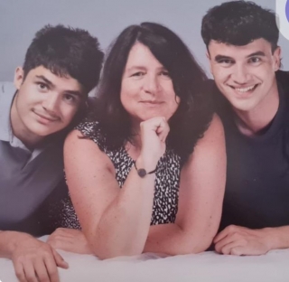 Bin Mama von zwei Söhnen und würde gern jemanden kennlernen 
