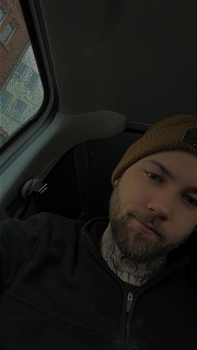 Hey, ich bin gerne spontan. Fahre Motorrad und Snowboard. Ich höre so gut wie jede Musik, am liebsten Techno Rock und Hip Hop. :)