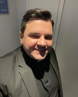 credentialing whiz keeping hospitals humming. love quiet coffee dates, live music in silver lake, and trying every food pop-up la throws at us. swipe if you\'re kind, curious, and down for stargazing drives to joshua tree.