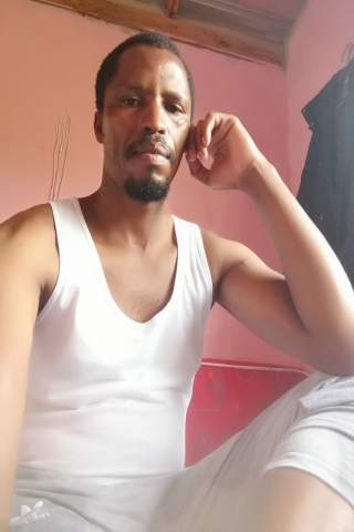 i\'m a cool person who respect other people. caring and trustworthy, honest with good heart.
i\'m that kind of person who have a straight talk, i\'m not gossiping.
i\'m a loving person.