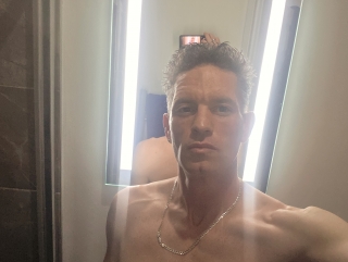 i am a handsome hot alpha stud