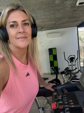 i am a kind loving woman who is ready to mingle