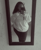 a boy mom
chubby
bubbly 
fun
honest
yeahhhh